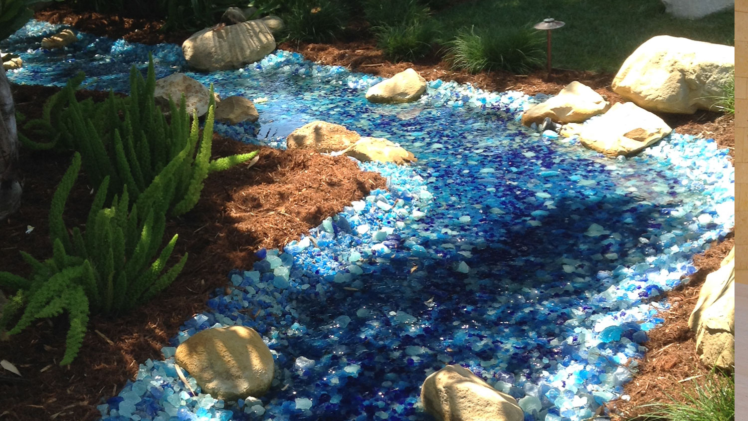 picture of landscape glass in color Bahama Blend