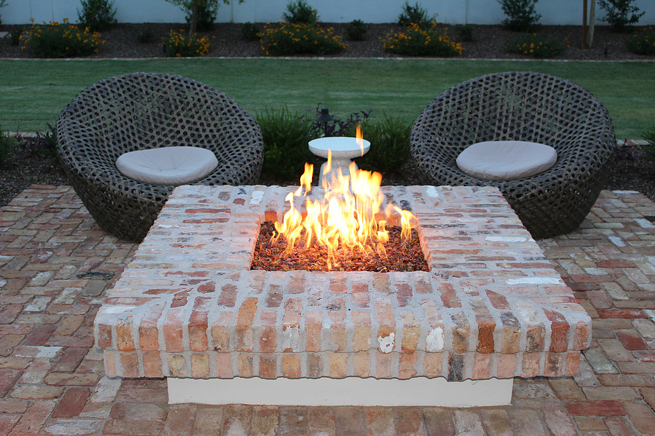 picture of fireglass fire pit in backyard