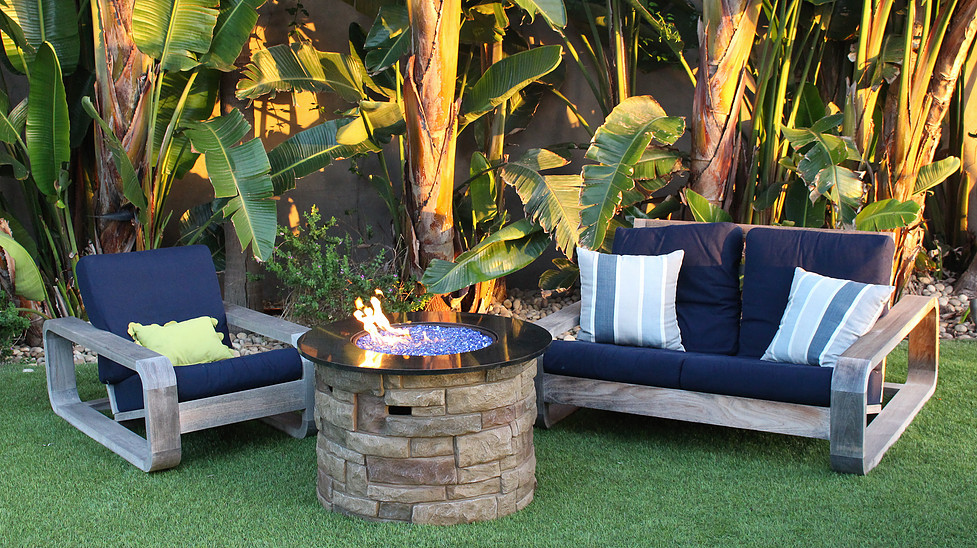 outdoor fire pit with fire glass